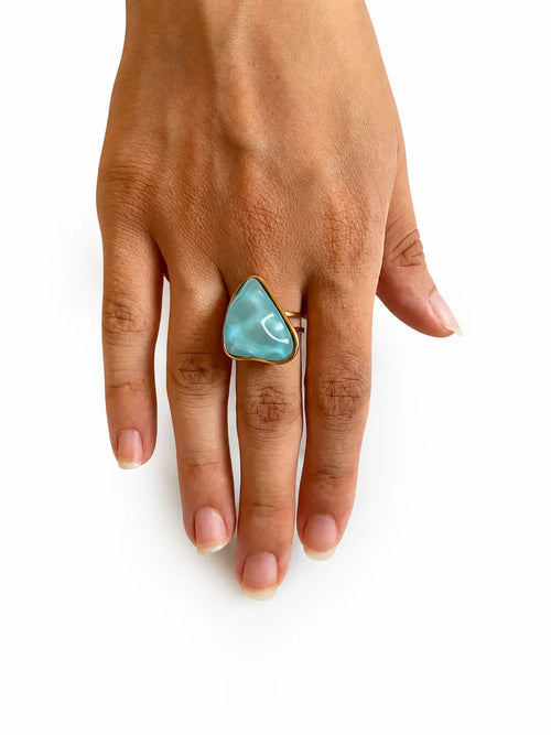 Bague Azur pierre bleu lagon monture dorée - Lys Paris