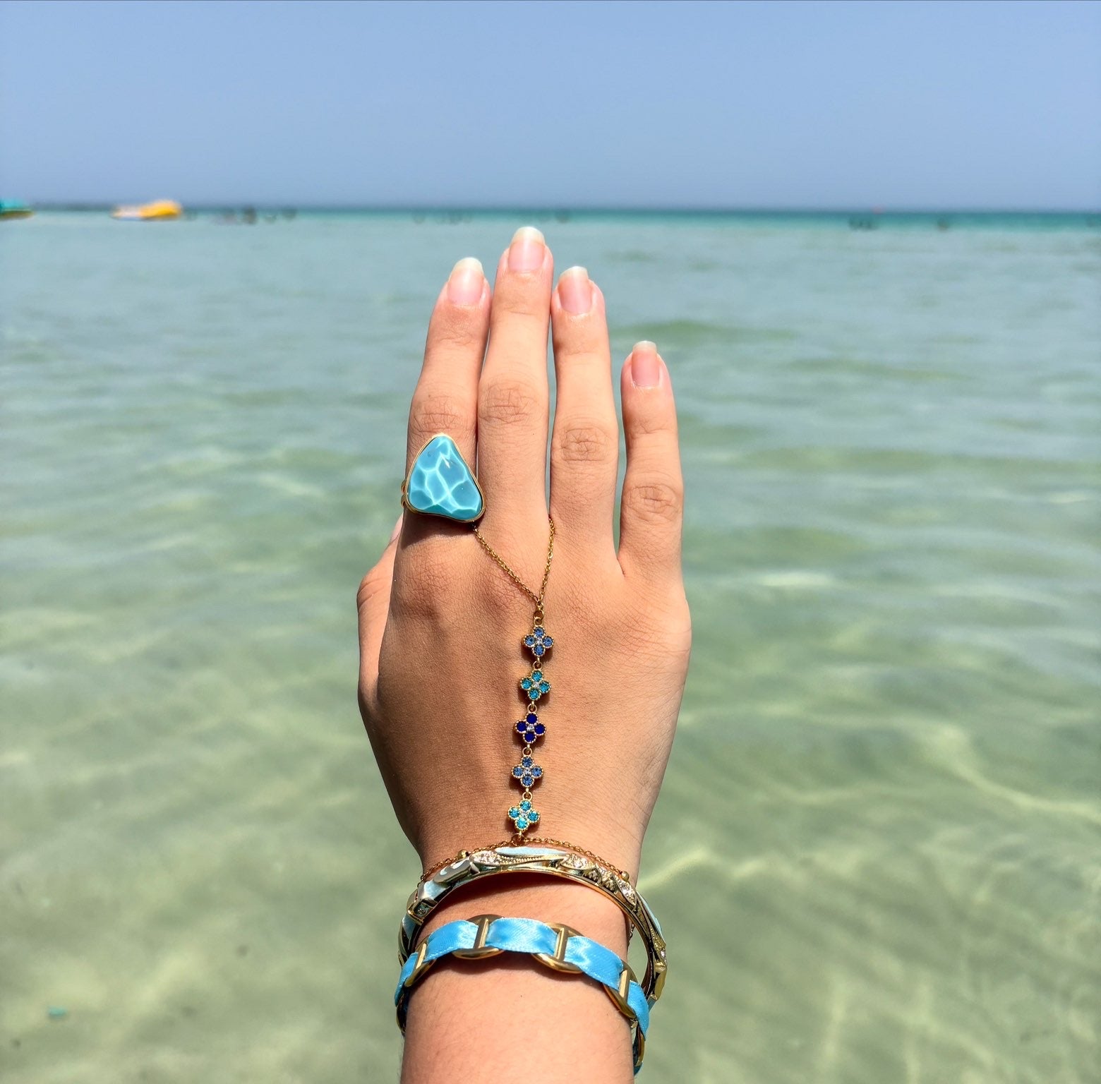 Set Aqua - bague Azur, jonc Sunset, bracelet Satin et chaîne de main en acier inoxydable - Lys Paris